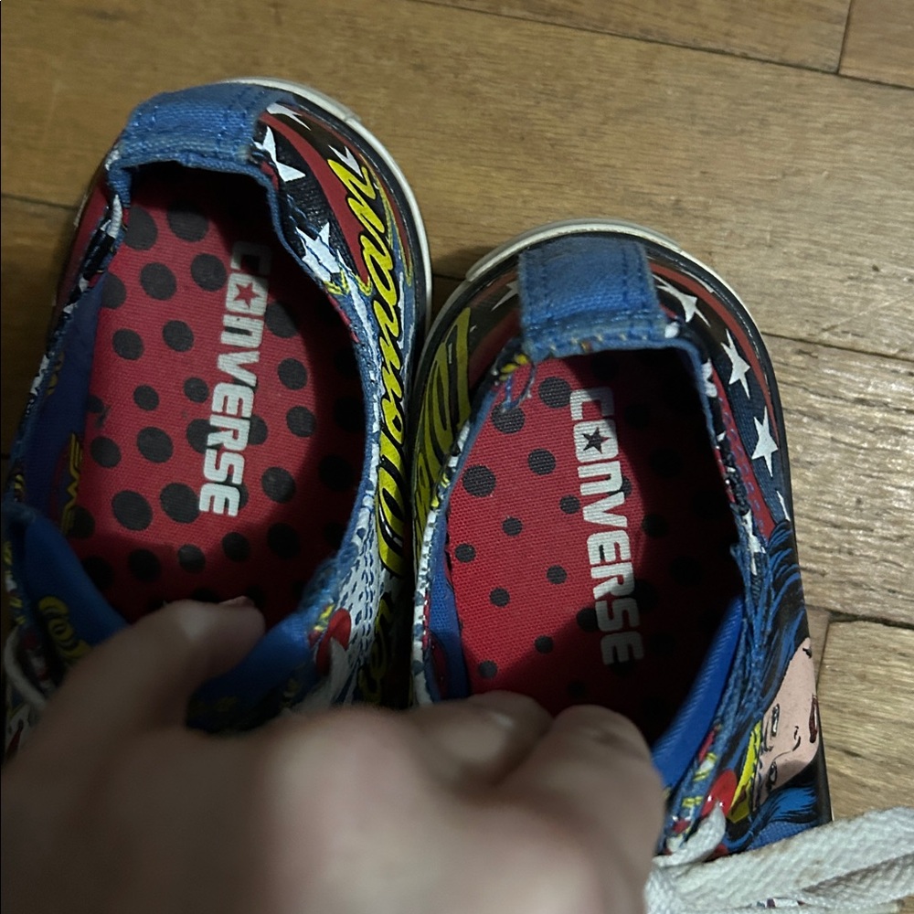 Converse x Wonder Woman Low top Print Gold Crown RARE TM&DC Comics/Converse EUC - Picture 4 of 7